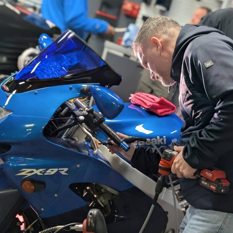 Polishing a blue motorcycle, using a FLEX PXE Polishing a blue motorcycle, using a FLEX PXE