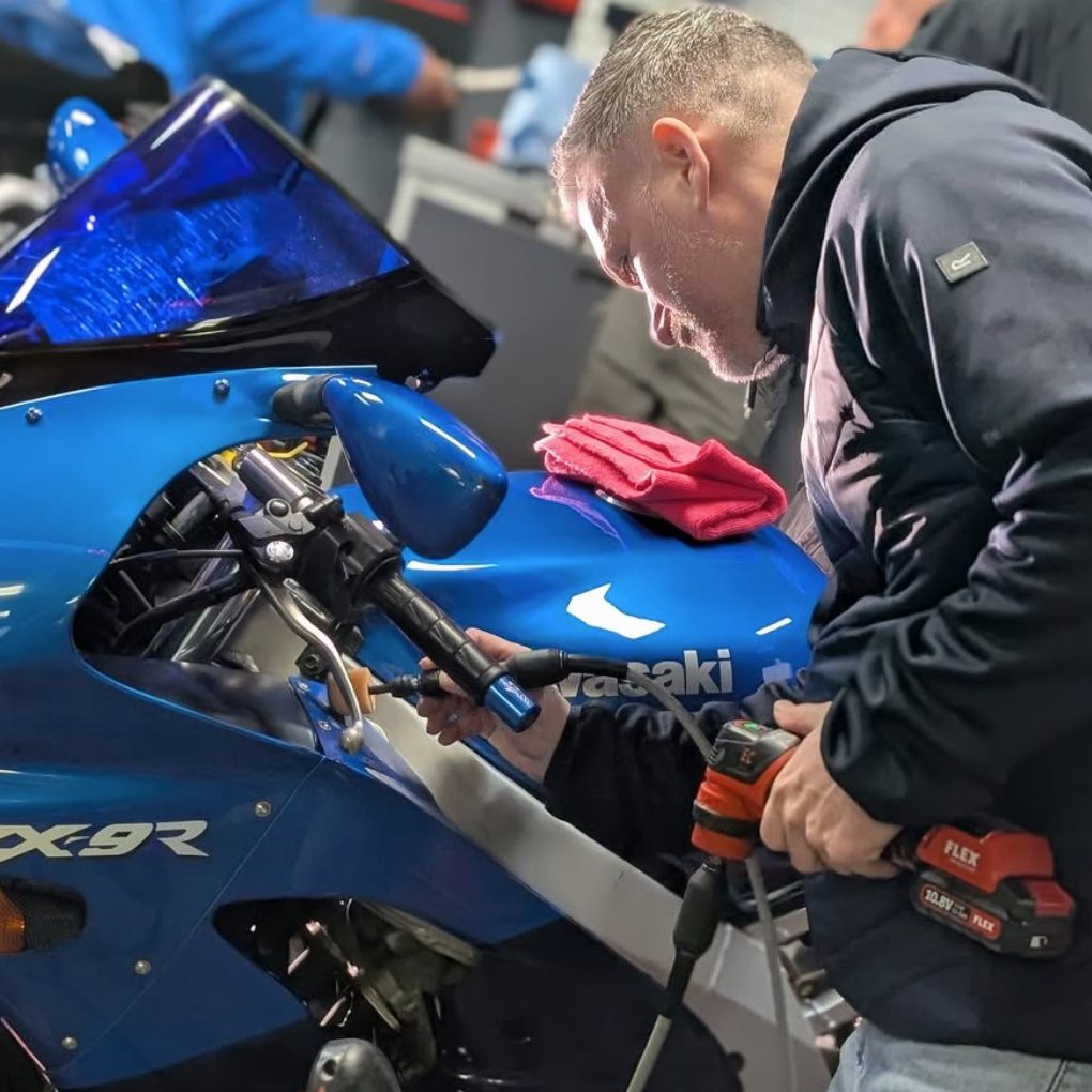 Polishing a blue motorcycle, using a FLEX PXE